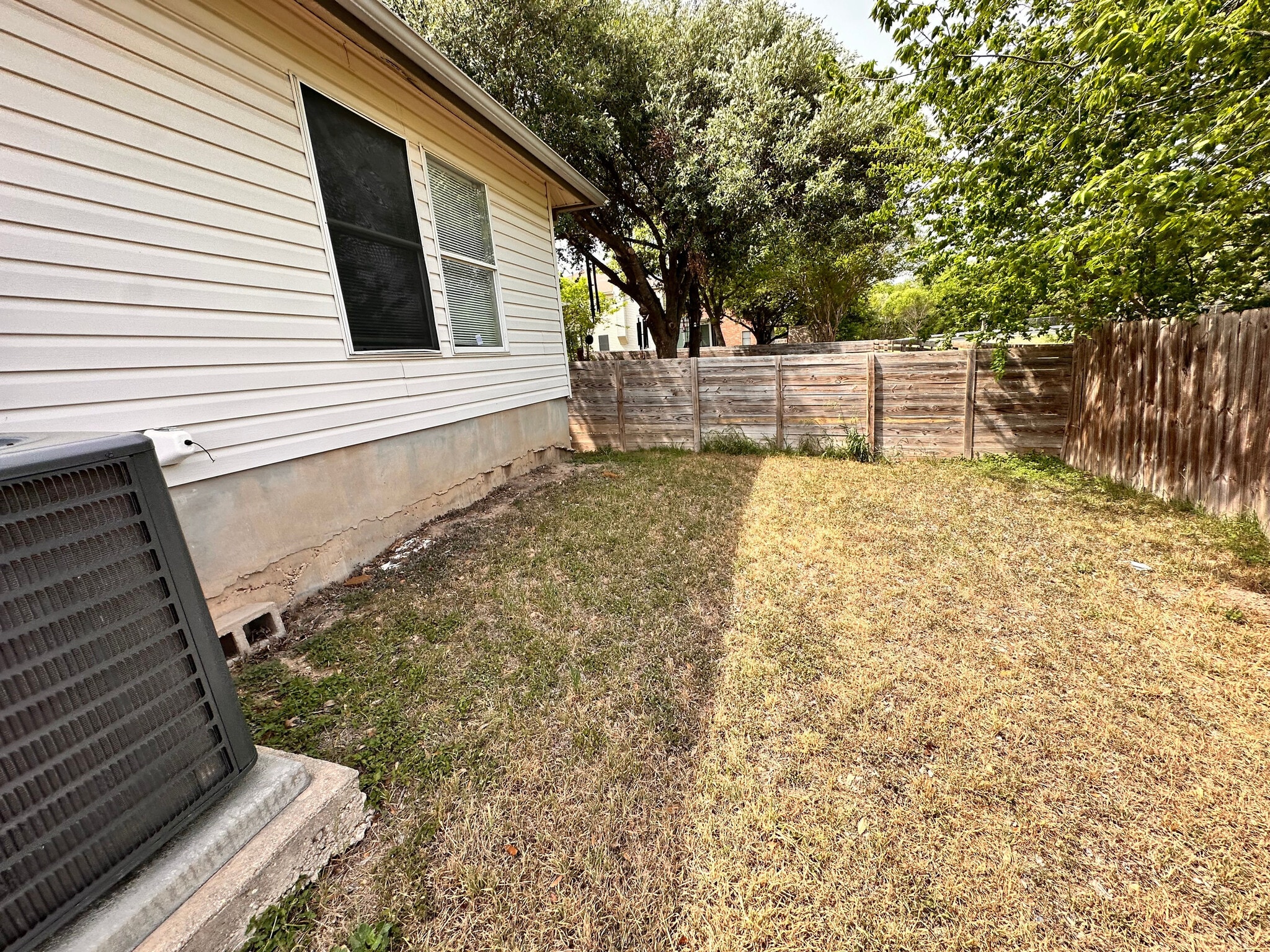Building Photo - Room in House on Heyerdahl Dr
