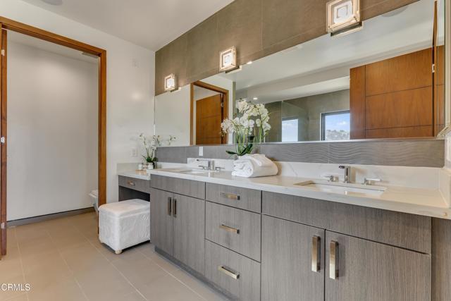 Building Photo - 12480 Viewcrest Rd