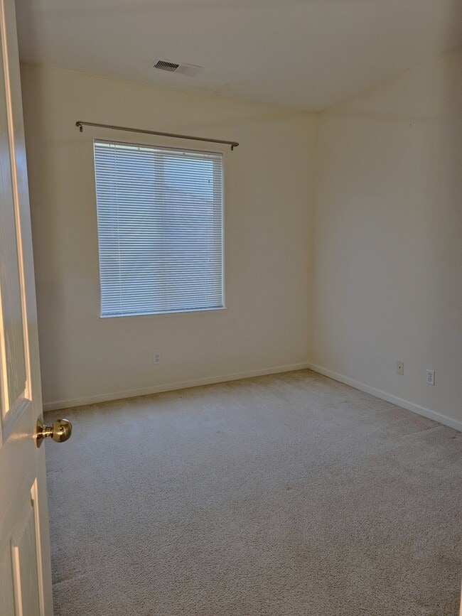 Building Photo - 397 Raven Way