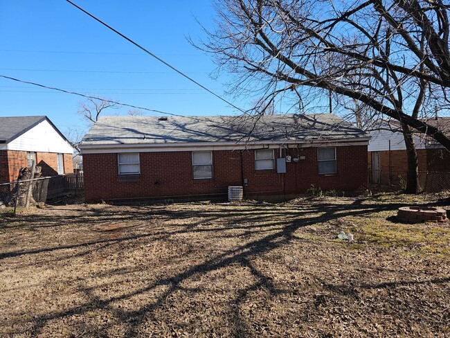 Building Photo - Cute 2 bed 1 bath in Midwest City Close to...