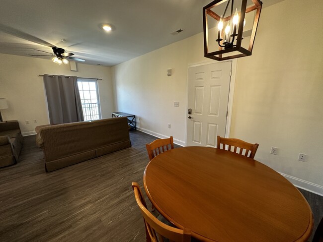 Building Photo - 2 Bed / 2 Bath Apartment (Available now) F...