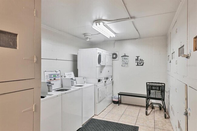 Building Photo - 3350 S Osprey Ave