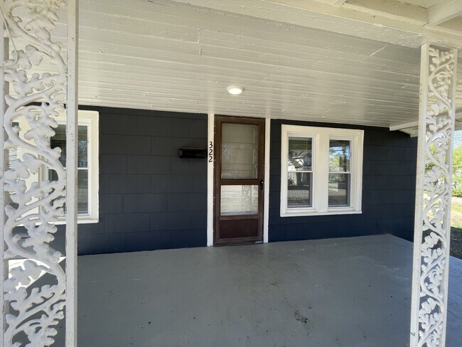 Building Photo - 322 E Perry Ave