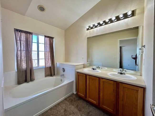 Building Photo - 2BR End Unit Townhome in Rock Creek