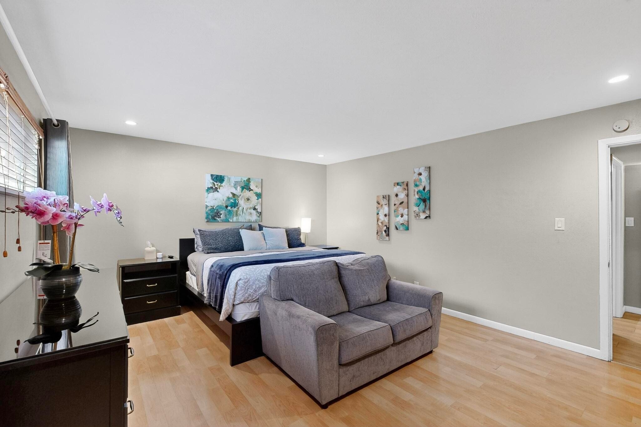back bedroom with king bed, walk-in-closet, smartTV - 4715 Marquette Ave NE