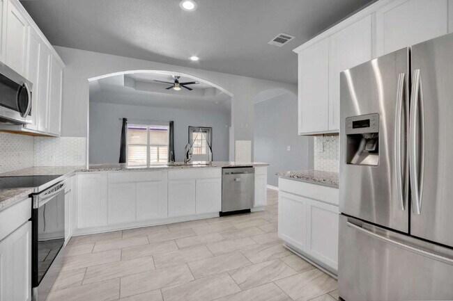 Building Photo - 5983 Midcrown Dr