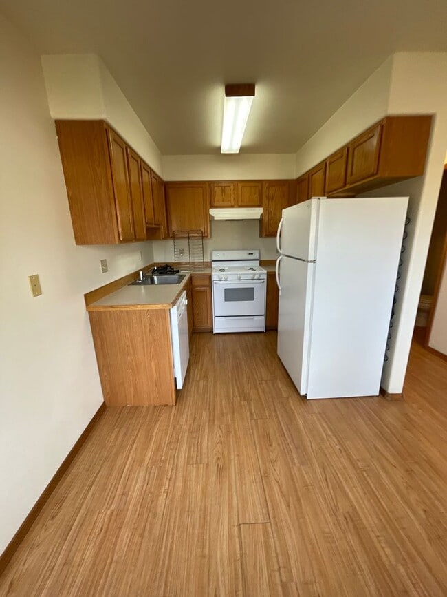 Building Photo - 573 7th St