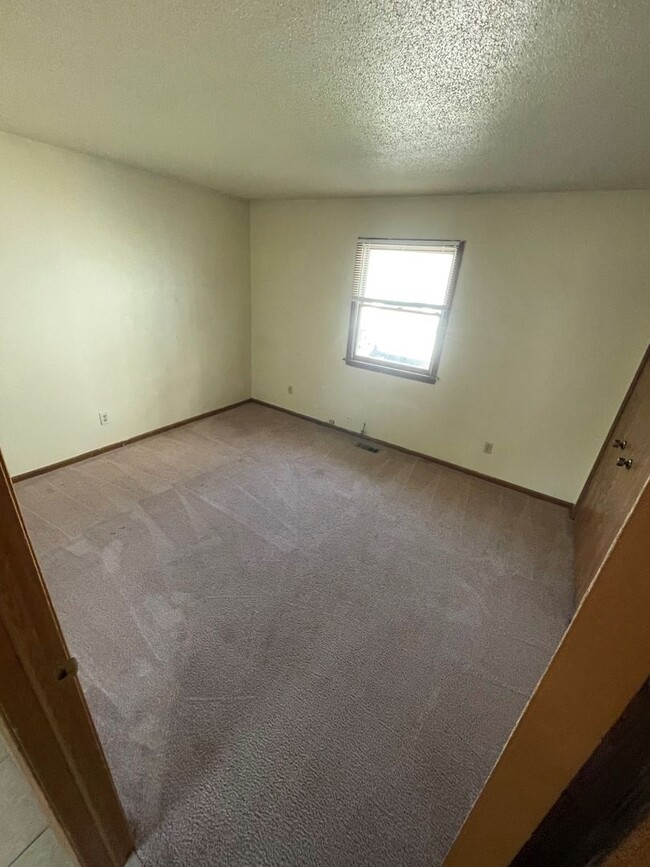 Building Photo - Bev House - 4 Bedroom, 1.5 Bath House - Av...