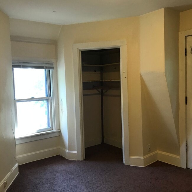Building Photo - Great Four-Bedroom-Plus-Den House in Vilas...