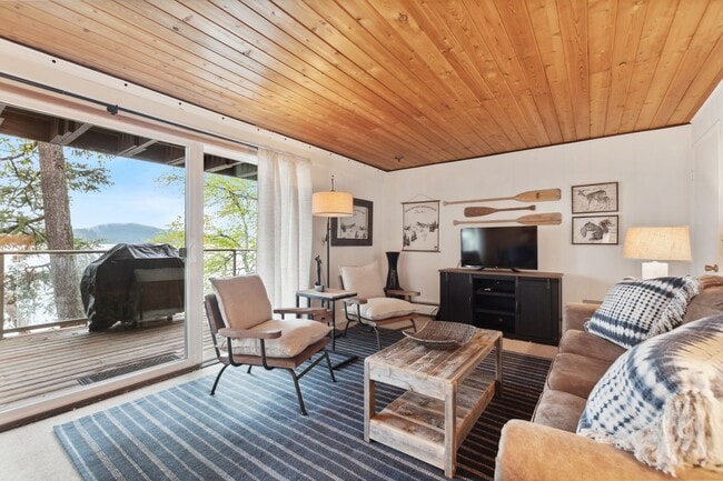 Building Photo - 1 bedroom, 1 bath Condo on Whitefish Lake