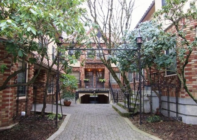 Building Photo - Stunning 2-Bed Townhouse in Goose Hollow B...