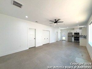 Building Photo - 2615 S Flores St