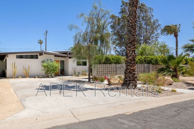 Building Photo - 2204 W Acacia Rd