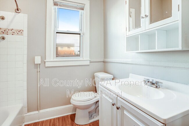 Building Photo - 305 9th St