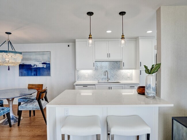 Building Photo - 1051 Hillsboro Mile