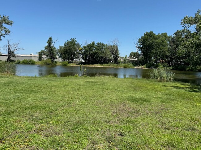 Building Photo - 4 Bed, 2 Bath Home - Apply Today!