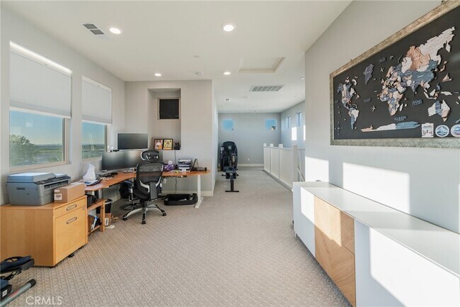 Building Photo - 102 Spectacle