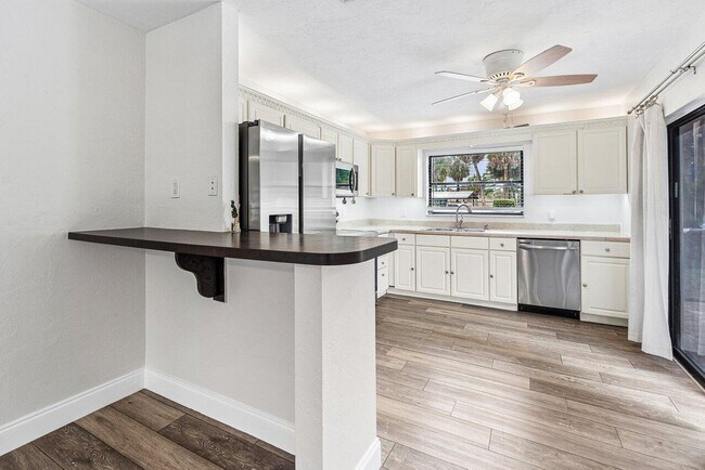 Building Photo - 2103 N Palm Cir
