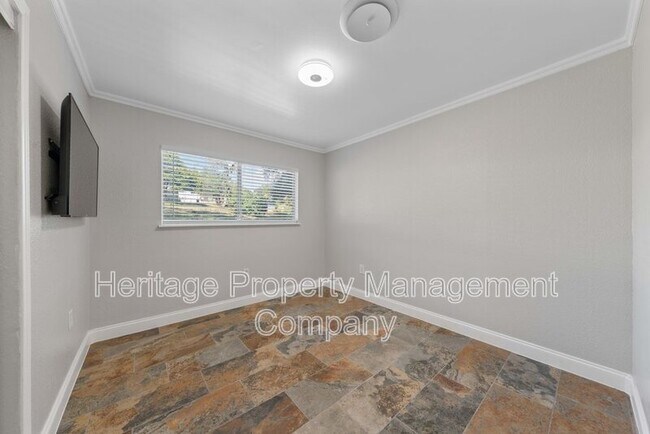 Building Photo - 640 Crest Ln