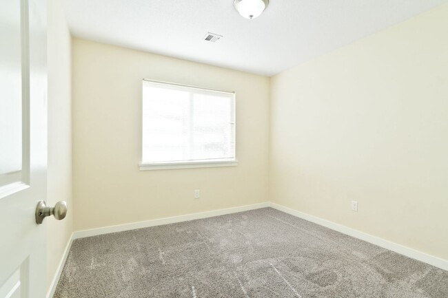 Building Photo - MOVE IN SPECIAL: HALF OFF FIRST MONTH'S RE...