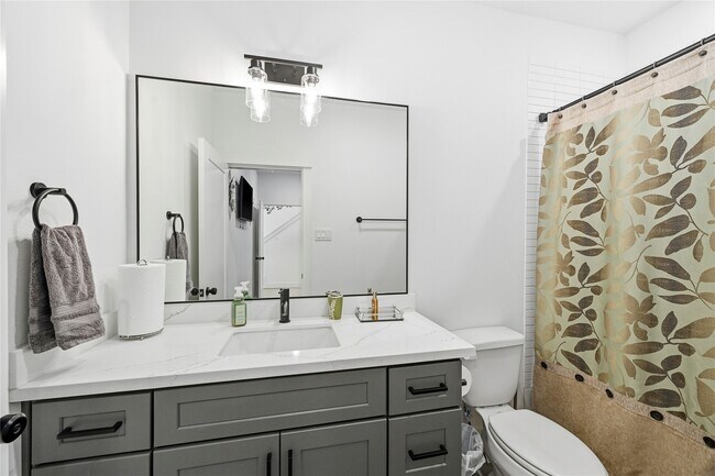 Building Photo - 2502 Tuam St