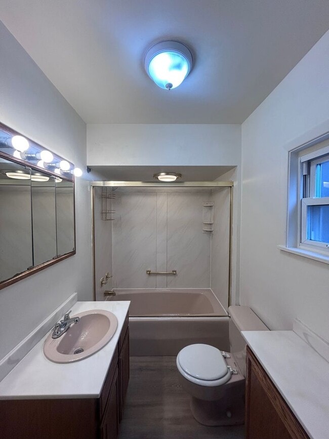 Building Photo - Spacious 2 bedroom 1 bathroom single family home (Marshall-Shadeland)