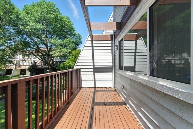 Building Photo - 233 Mill Point Dr