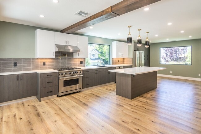 Building Photo - Hidden Jewel in Westlake Village