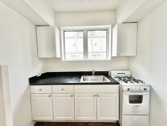 Building Photo - Spacious Studio on 12 Street between Eucli...