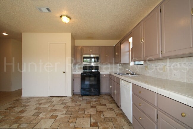 Building Photo - Winfield Estates!