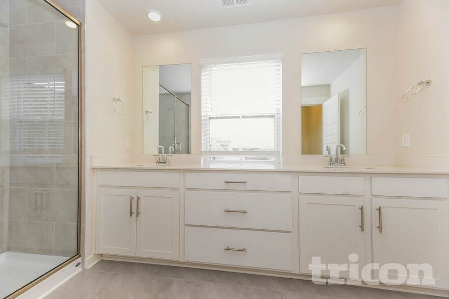 Building Photo - 360 Park Glen Dr