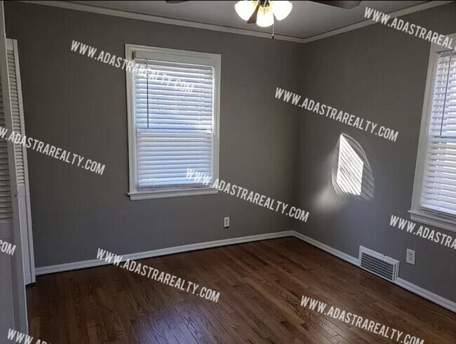 Building Photo - GORGEOUS 3 Bed 2 Bath House in Merriam-Ava...