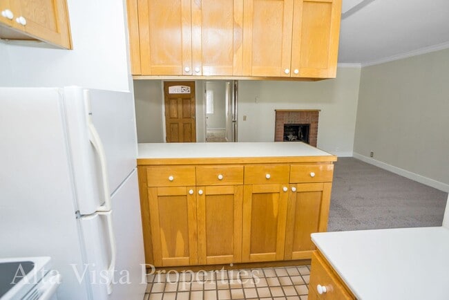 Building Photo - Villa La Jolla Dr 8840-204