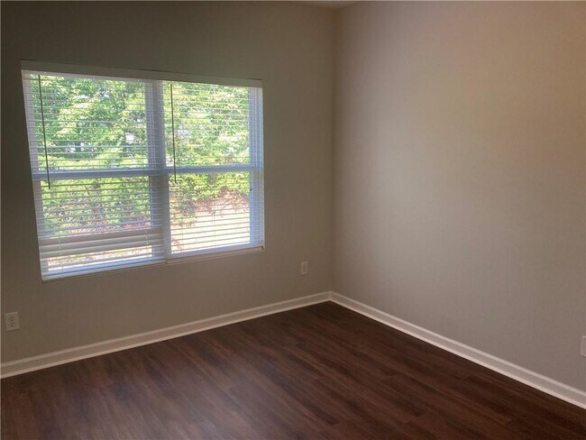 Building Photo - 370 Pointe Cir