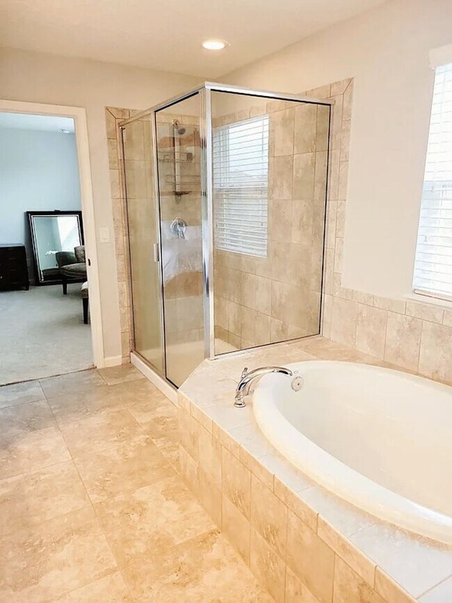 Building Photo - Spacious 4-Bedroom Home in Amelia Walk wit...