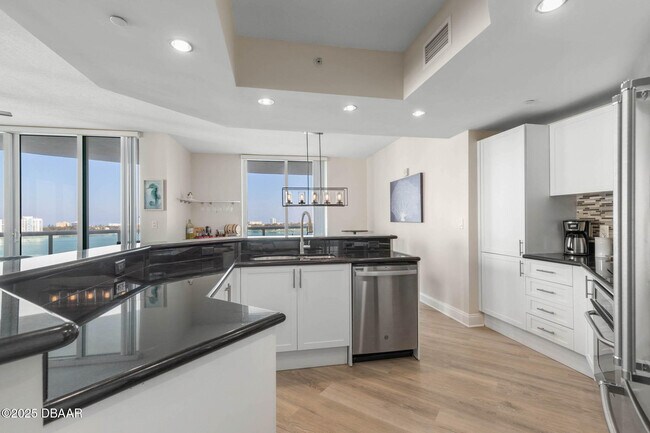 Building Photo - 231 Riverside Dr