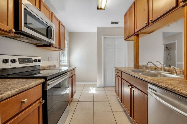 Building Photo - Cozy 3 Bedroom, 2 Bathroom abode with 2 car garage