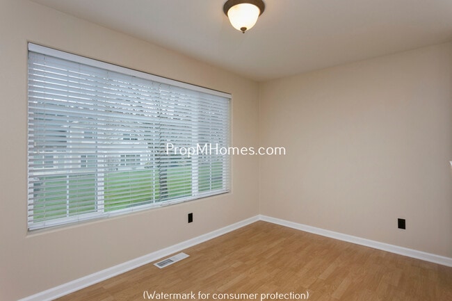 Building Photo - Stylish Beaverton Townhome with Attached Garage!