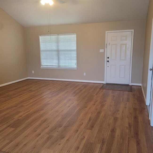 Building Photo - 6814 Manor Terrace Ln