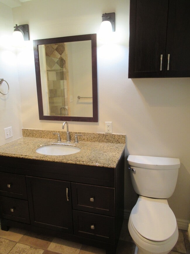 Building Photo - Four Bedroom Home in the Hills of South Salem