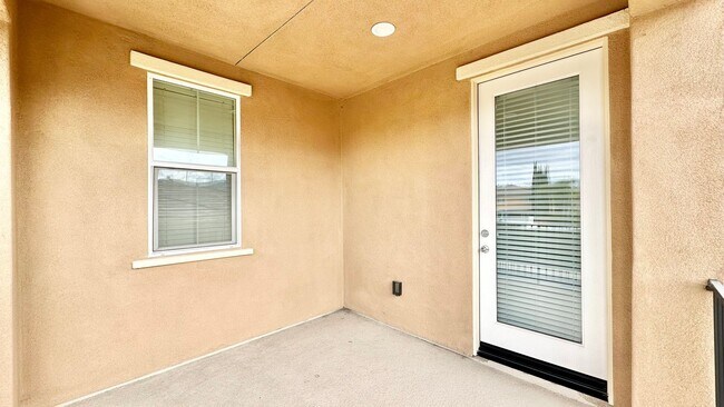 Building Photo - Beautiful, Stand Alone Condo in Resort-lik...