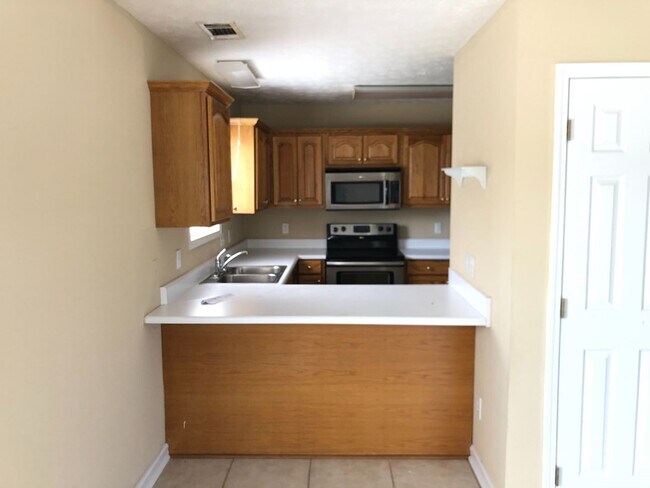 Building Photo - 3B/3B Townhome With A Fenced Yard Available Fall 2026!