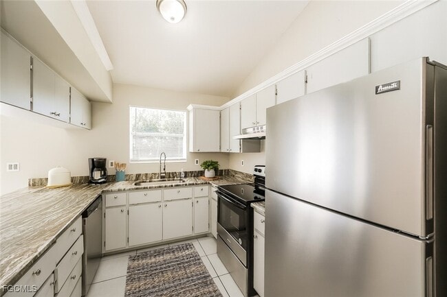 Building Photo - 1428 SW 11th Ave