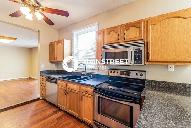 Building Photo - 3 Bedroom Pet-Friendly Home in Louisville, KY with Main Street Renewal