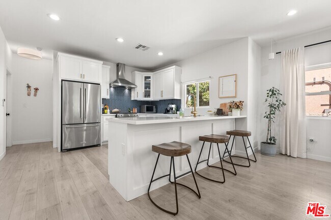 Building Photo - 1231 W 49th St