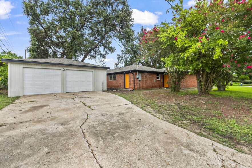 Building Photo - 4903 Mayflower St