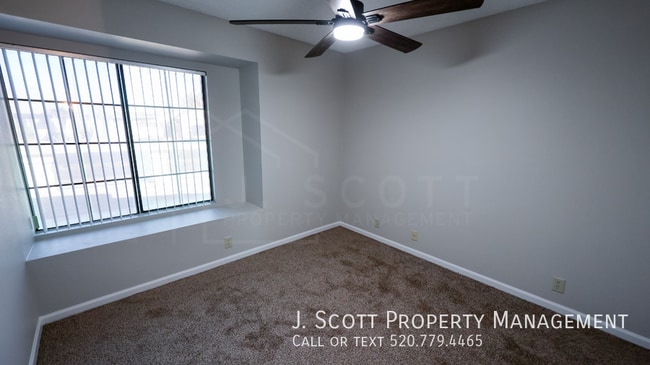 Building Photo - 8957 W Rose Ln