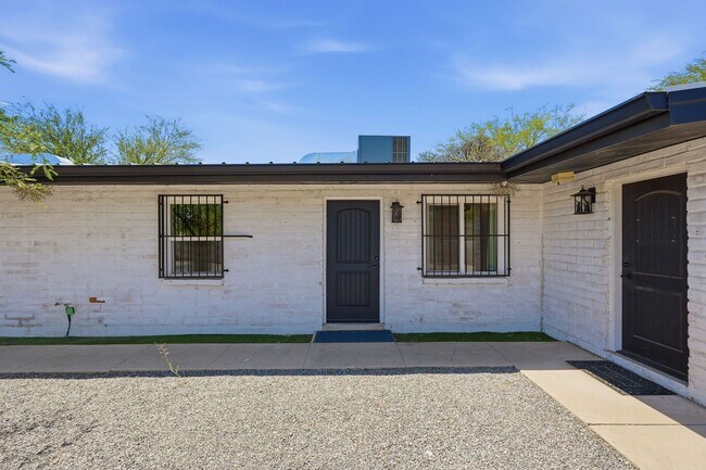 Building Photo - 2535 N Dodge Blvd