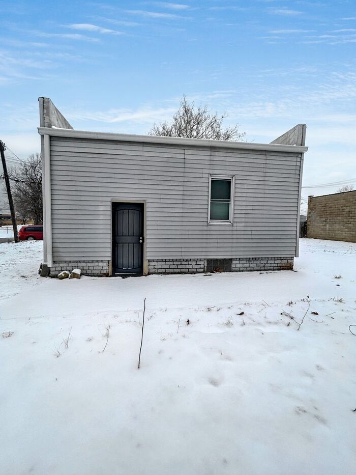 Building Photo - 16100 Saranac Rd
