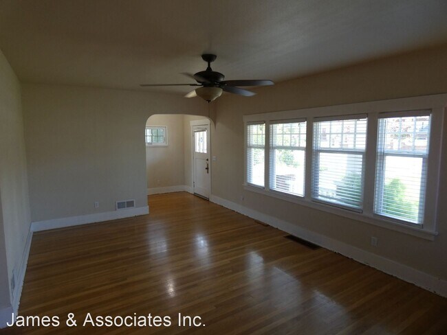 Building Photo - 3 br, 1 bath House - 221 W 9th Street